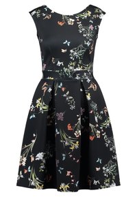 Robe noire sans manches avec taille cintrée et jupe plissée, ornée d'un imprimé floral multicolore et de papillons.