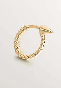 Anillo de oro con un diseño texturizado en forma de cuentas y una punta afilada. El anillo es circular y presenta un acabado suave y brillante.