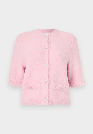 Myk rosa kortermet cardigan med rund hals, sølvknapper og to frontlommer med matchende beslag. Strukturert finish.