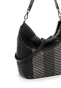 Borsa a tracolla intrecciata in nero e grigio con tracolla regolabile e ganci in metallo, caratterizzata da una forma curva e una piccola placca con logo sul fronte.