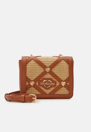 Prostokątna pleciona torba na ramię z rattanu z brązową skórzaną lamówką, złotymi ćwiekami w kształcie serca i logo "Love Moschino" na przodzie.