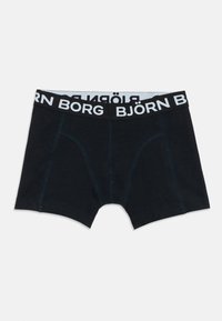 Sorte bomullsbokser med kontrasterende blå sømmer og en merket hvit linning som viser "BJÖRN BORG" tydelig.