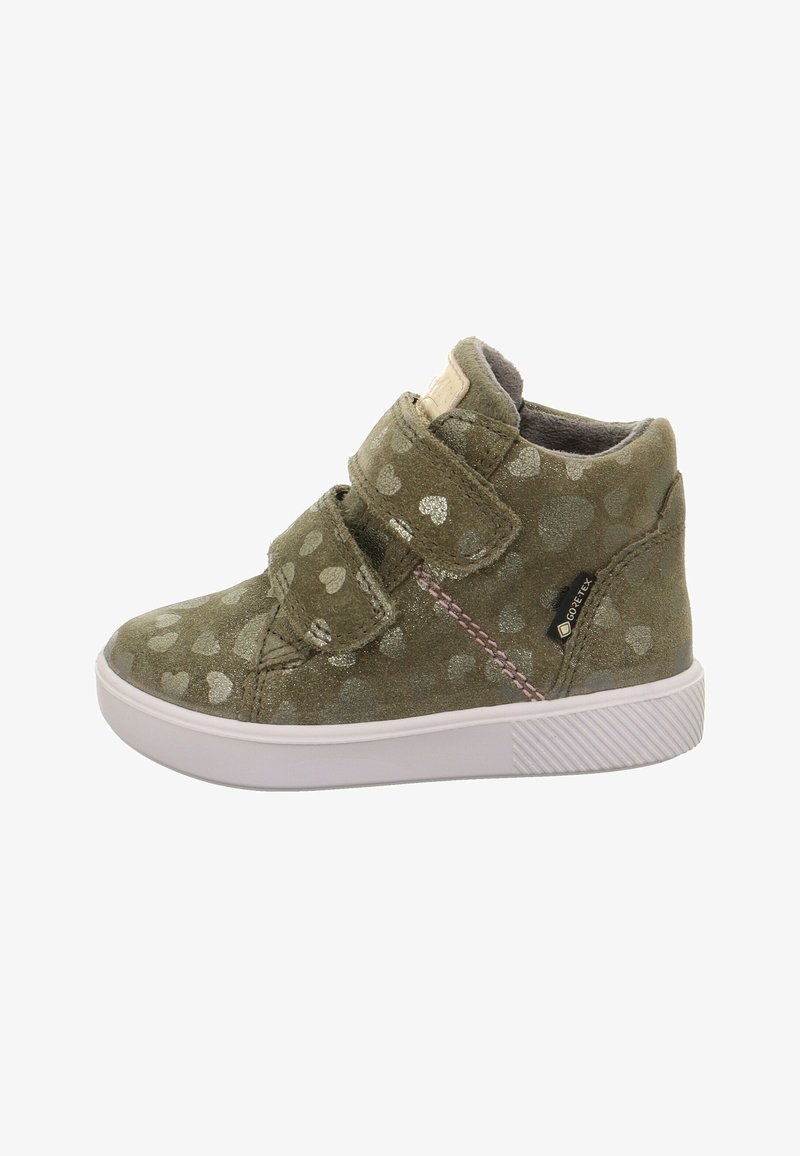 Chaussure pour tout-petits vert olive avec des motifs en cœur argenté, deux bandes velcro, couture rose, étiquette Gore-Tex et semelle en caoutchouc blanc.