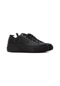 Zapatillas de cuero negro con punta redondeada, suela de goma plana y ojales de metal para los cordones. Presentan un acabado texturizado y una pestaña en el talón.