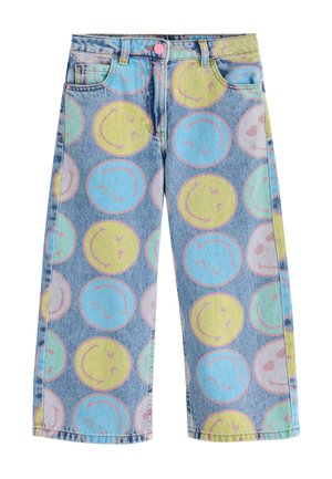 Pantaloni din denim cu picioare largi, având un model cu fețe zâmbitoare mari, în culori pastelate albastru, galben, verde și roz.