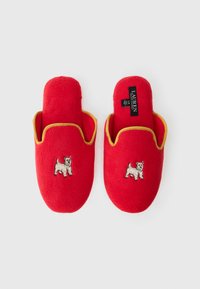 Rode fleece slippers met gele accenten, voorzien van een klein geborduurd hondenontwerp aan de voorkant. Open teen ontwerp, zachte textuur.