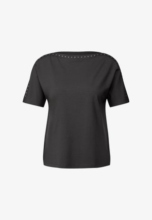 Camiseta negra de manga corta hecha de tela suave. Presenta detalles de tachuelas a lo largo de la costura del hombro. Diseño clásico de corte relajado.