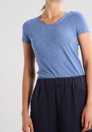 Blauw T-shirt met korte mouwen en een ronde hals, gemaakt van een zachte, gestructureerde stof, gecombineerd met donkerblauwe broek met elastische taille.