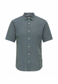Camisa de manga corta abotonada en lino gris oscuro, con cuello de punta, tapeta de botones en el frente y dobladillo redondeado con ventilaciones laterales.