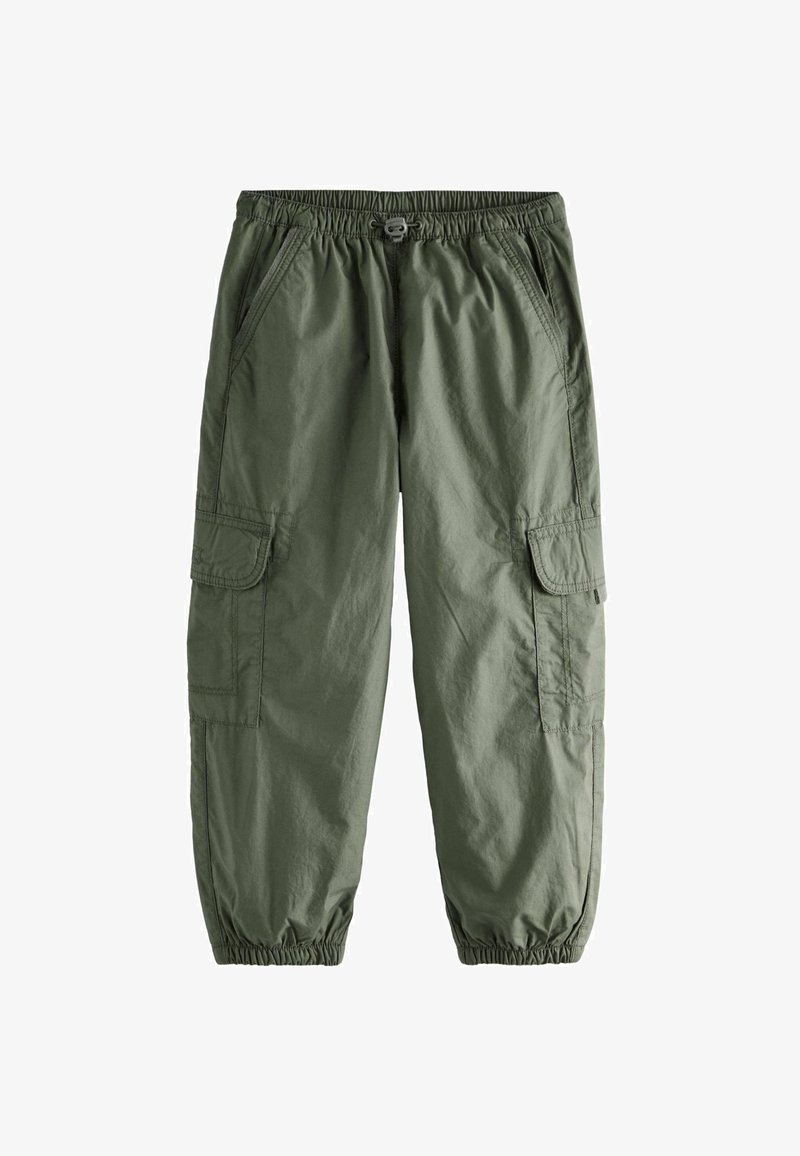 Groene cargobroek van lichtgewicht stof, met een elastische tailleband, zijzakken en elastische boorden bij de enkels.