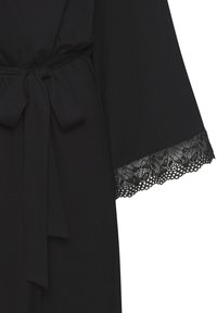 Schwarzer Bademantel aus weichem Stoff, mit gebundenem Taillenbereich, weiten Ärmeln und Spitzenbesatz an den Manschetten mit floralen Mustern.