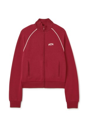 Rode ritsjack met hoge kraag, witte piping-accenten en "BOSTON" logo op de borst; heeft twee zijzakken en ribgebreide manchetten.
