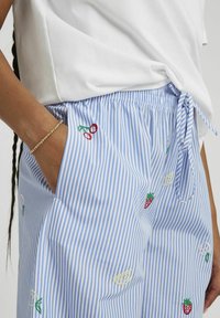 BZB RAYÉ BRODÉ - Pantalon classique - bleu moyen