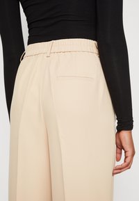 Pieces Tygbyxor - beige