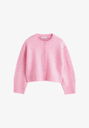 Roze pleteni kraći kardigan s dugim rukavima i kopčanjem na prednjoj strani na bijeloj pozadini.