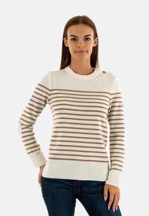 Maglione crema con strisce orizzontali marroni, dotato di un collo a coste e bottoni decorativi sulle spalle. Realizzato in un morbido tessuto testurizzato.