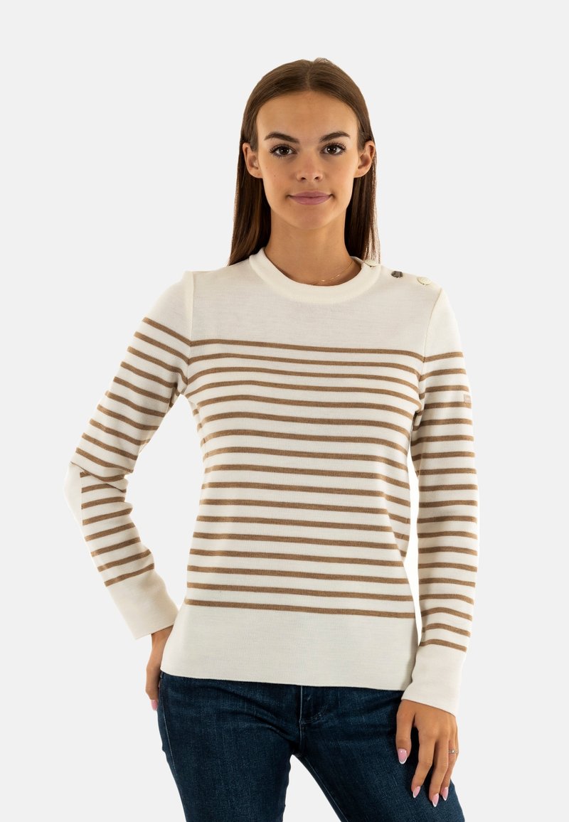 Pull crème avec des rayures horizontales marron, présentant un col côtelé et des accents de boutons sur les épaules. Fabriqué en tissu doux et texturé.