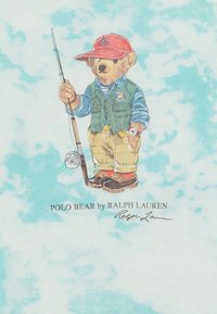 Un oso de dibujos animados con un chaleco verde y una camisa azul, sosteniendo una caña de pescar. El fondo presenta un patrón de tie-dye azul claro.