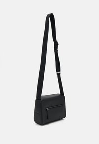 Calvin Klein VERTICAL LINES MESSENGER UNISEX - Taška cez plece - black