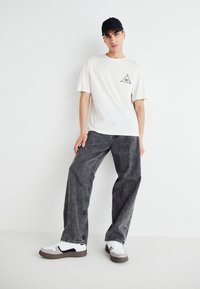 Jack & Jones JJMYSTIC TEE CREW NECK - Potiskana majica - cloud dancer
