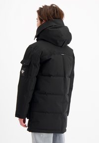 Zwarte donsjack met een capuchon, voorzien van een ritsluiting, borstzak en geribbelde manchetten. Gemaakt van glad, waterafstotend materiaal.