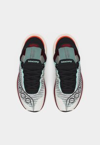 Ζευγάρι παπουτσιών για τρέξιμο Saucony σε λευκό χρώμα με μαύρα κορδόνια, ανοιχτό μπλε λεπτομέρειες και κόκκινο περίγραμμα, απεικονιζόμενα από πάνω σε λευκό φόντο.