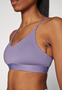 Nike Performance INDY BRA - Neliela atbalsta sporta krūšturis - daybreak