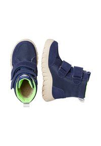 Granatowe botki za kostkę z rzepami, teksturowana tkanina, zielona podszewka i jasnobeżowe gumowe podeszwy. Widok z boku ukazuje szczegóły wzornictwa.