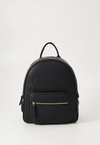 Svart läderryggsäck med texturerad yta, framficka med dragkedja och detaljer i guld på dragkedjorna. Har präglad "Valentino"-logotyp.