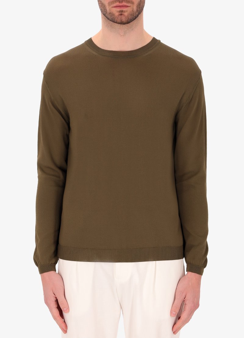 Maglione lavorato a maglia verde oliva con maniche lunghe, scollatura rotonda e orlo a coste. Texture morbida, aderente ai polsi, design semplice.