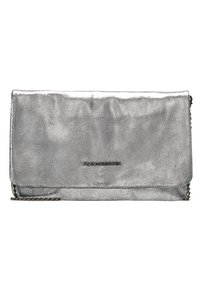 Borsa clutch metallica argento con una texture liscia, design a piegatura, catena decorativa e logo del marchio in rilievo sulla parte anteriore.
