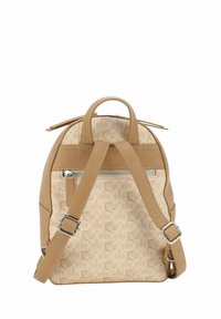 Zaino beige realizzato in pelle liscia e tessuto a motivo, con spallacci regolabili, manico superiore e tasca frontale con zip.
