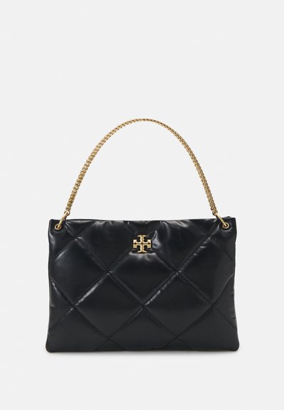 Bolsa de ombro preta acolchoada, feita de material brilhante, com uma alça de corrente dourada e um detalhe de logotipo dourado ao centro.