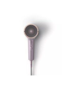 Sèche-cheveux avec une grille ronde en nid d'abeille, un corps couleur lavande clair, des boutons de contrôle et une poignée texturée. Le cordon sort de la base.