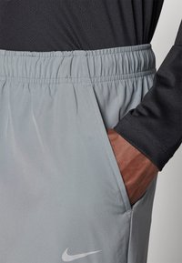 Nike Performance FORM PANT - Pantalones deportivos - smoke grey/black