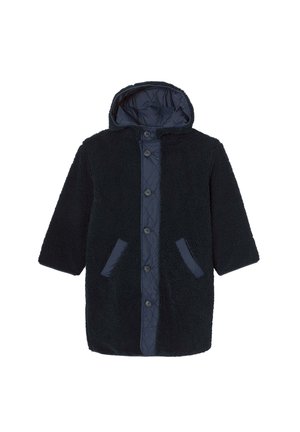 Manteau en polaire bleu marine avec une doublure matelassée, capuche, cinq boutons et poches latérales avec des accents en tissu bleu marine contrastants.