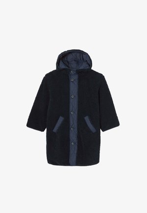 Manteau en polaire bleu marine avec une doublure matelassée, capuche, cinq boutons et poches latérales avec des accents en tissu bleu marine contrastants.