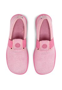 Bløde pink børneslippers med elastiske stropper og et lille hestelogo på toppen, set oppefra på en hvid baggrund.