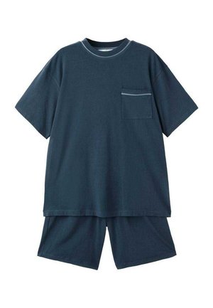 Conjunto de ropa cómoda de algodón azul oscuro que incluye una camiseta de manga corta con un bolsillo en el pecho, combinada con pantalones cortos de corte amplio.