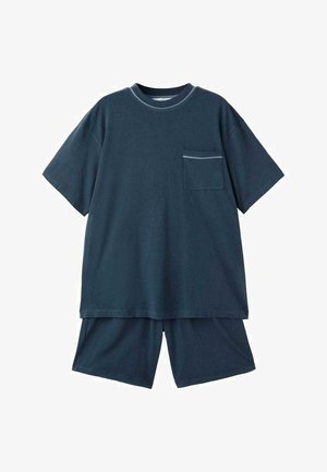 Donkerblauw katoenen loungewear-set bestaande uit een T-shirt met korte mouwen en een borstzakje, gecombineerd met loszittende shorts.