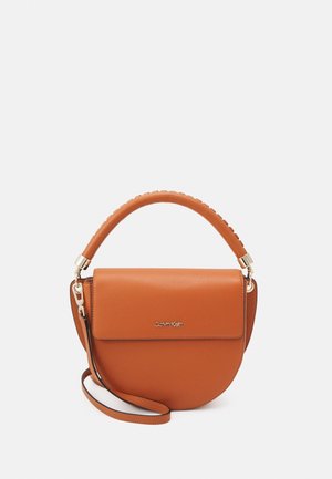 Sac à main semi-circulaire en cuir marron clair avec poignée supérieure et bandoulière amovible, avec un rabat frontal et un petit logo métallique.