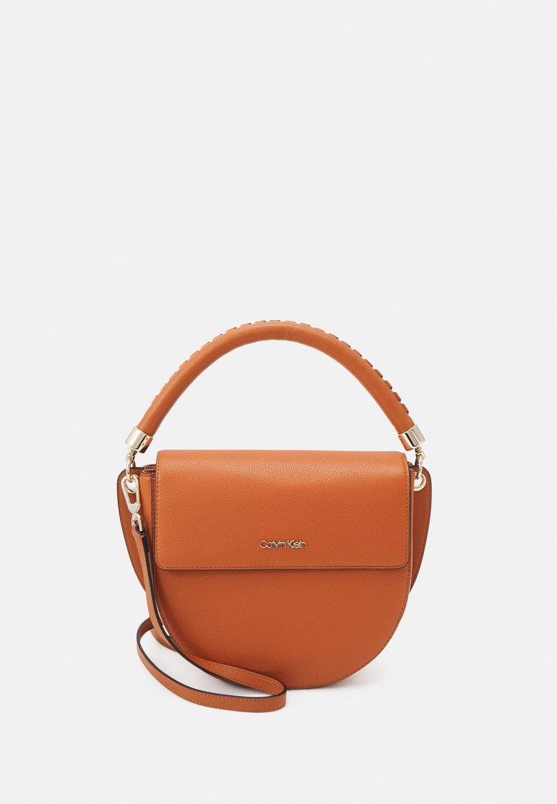 Sac à main semi-circulaire en cuir marron clair avec poignée supérieure et bandoulière amovible, avec un rabat frontal et un petit logo métallique.