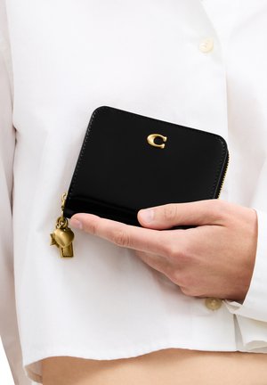 COACH, ESSENTIAL BILLFOLD WALLET WITH CHARMS - Portefeuille - b black