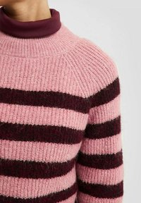 Sweter dzianinowy z poziomymi paseczkami w jasnym różu i ciemnym burgundzie, z wysokim kołnierzem w jednolitym burgundzie i miękką teksturą.