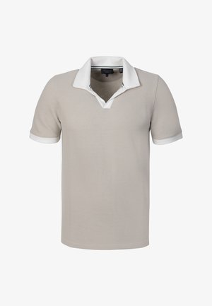 Beżowa teksturowana koszulka polo z krótkim rękawem, białym otwartym kołnierzem i białymi mankietami, prezentowana na jednolitym tle.