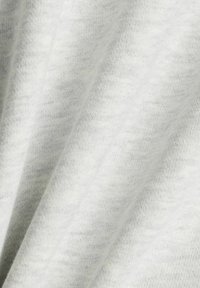 Tessuto lavorato a maglia grigio chiaro con una texture morbida, caratterizzato da un delicato motivo melange e da una caduta morbida.