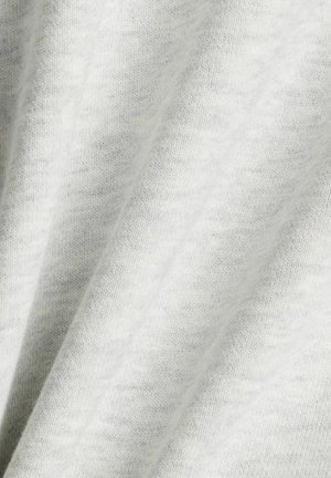 Hellgrauer gestrickter Stoff mit einer weichen Textur, der ein dezentes meliertes Muster und einen sanften Fall aufweist.