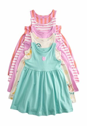 Cinque vestiti smanicati per bambini in colori pastello e motivi, stratificati con un vestito menta con un piccolo dettaglio a forma di farfalla sulla parte superiore.
