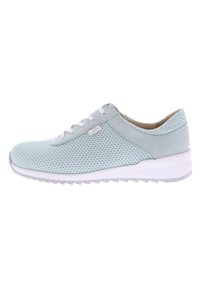Hellblaues Mesh-Sneaker mit weißem Schnürdesign. Verfügt über einen gepolsterten Kragen und eine strukturierte Gummisohle mit Zickzackmuster.