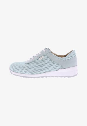 Hellblaues Mesh-Sneaker mit weißem Schnürdesign. Verfügt über einen gepolsterten Kragen und eine strukturierte Gummisohle mit Zickzackmuster.
